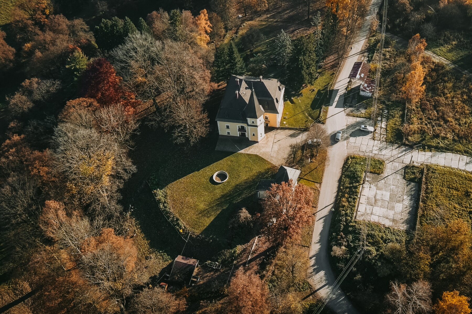 Letecký pohľad na Kaštieľ Záturčie a priľahlý park