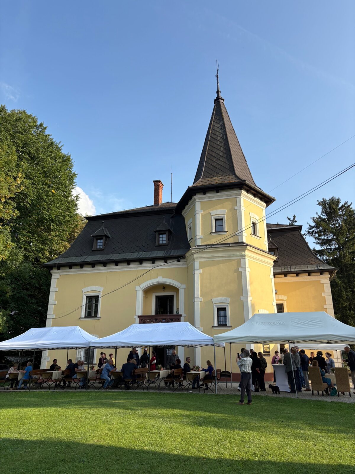 Spoločenské podujatie v záhrade pred kaštieľom